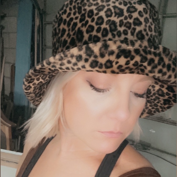 Fuzzy leopard print bucket hat - Picture 8 of 8